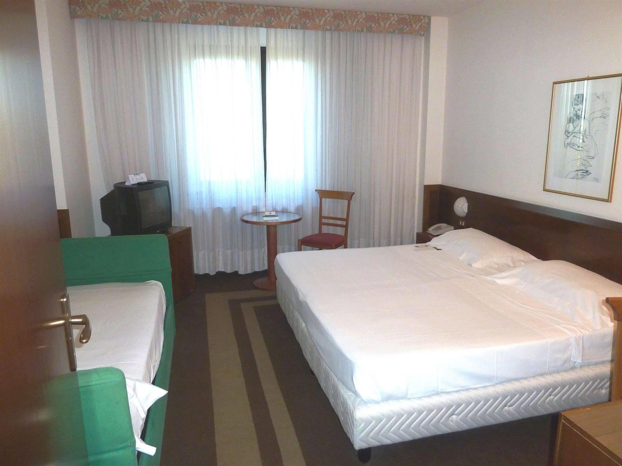 Una Hotel Лоди Экстерьер фото